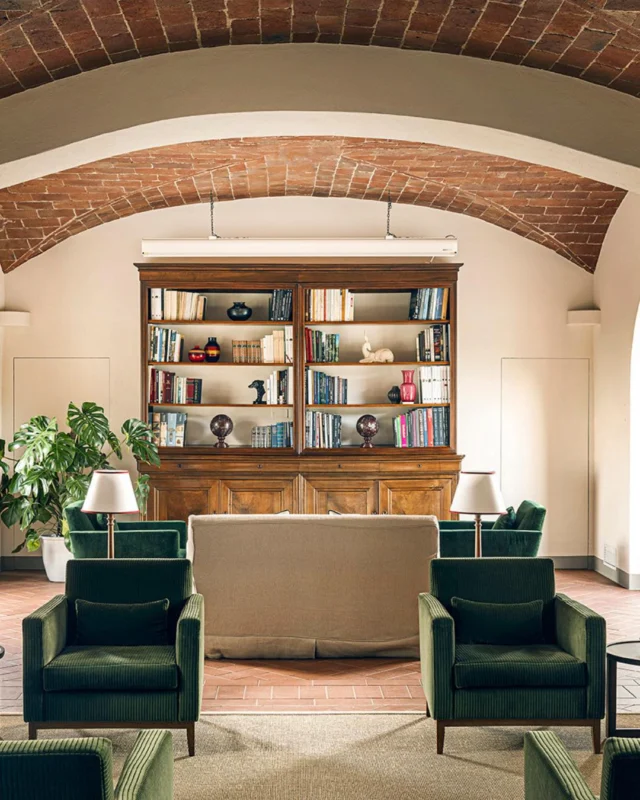L’esclusività di un hotel 5 stelle L, affacciato sulle colline del Chianti, dove rigenerarsi e ritrovarsi. 

L’eccellenza di The Club House di @fontanellestate si deve alla professionalità e alla personalità della General Manager Phoebe Farolfi che, insieme al marito Nicola Vercellotti, è l’anima cortese, che puntualmente gestisce la struttura con fascino, passione e accortezza, rendendo il soggiorno presso la struttura un’esperienza unica e da sogno.

Scopri l’intervista a Phoebe Farolfi su DENTROCASA in edicola e online.

📸 @mattiaaquilaphotography
✍🏻 Anna Zorzanello
.
.
.
#DENTROCASA #interiormagazine #designmagazine #artmagazine #architecture #architecturelovers #rivistainteriordesign #interiordesignissues #interiorrenovation #interior_and_living #interiorphotos #interiorproject #designhome #homeinterior #coverstory #interiordesignmagazine