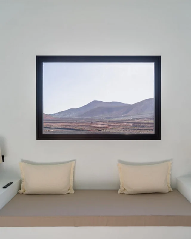 La Casita De Femes: un’oasi tra i vulcani.

A Lanzarote, circondato da un imponente paesaggio vulcanico, questo rifugio è l’autentica rappresentazione della fusione tra natura e architettura. Originariamente era una fattoria con stalle e magazzino agricolo, successivamente è stata trasformata, dal proprietario in collaborazione con lo studio di architettura SAL, in una vera chicca che offre un’esperienza unica sull’isola.
—————————————————————————————
La Casita De Femes: an oasis among volcanoes.

In Lanzarote, surrounded by an imposing volcanic landscape, this refuge is the authentic representation of the fusion of nature and architecture. Originally a farmhouse with stables and an agricultural warehouse that was transformed by the owner, in collaboration with the architecture studio SAL, this boutique accommodation offers a unique experience on the island.

Scopri “La Casita de Femes” su DENTROCASA in edicola e online.
.
.
.
#DENTROCASA #interiormagazine #designmagazine #artmagazine #architecture #architecturelovers #rivistainteriordesign #interiordesignissues #interiorrenovation #interior_and_living #interiorphotos #interiorproject #designhome #homeinterior #coverstory #interiordesignmagazine