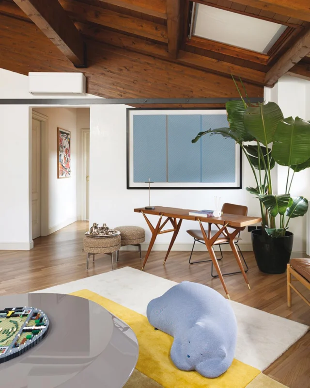 Un appartamento singolare, in cui lo spirito giovanile si esprime attraverso soluzioni fresche e dinamiche. A Brescia, all’ultimo piano di una palazzina, troviamo questo appartamento mansardato.

I proprietari, due ragazzi universitari, volevano creare uno spazio di condivisione, di gioco, dove poter socializzare insieme ai propri coetanei e che non fosse esteticamente troppo “serioso”. @prospektiv_brescia ha saputo assecondare ogni richiesta, fornendo un arredamento vivace, colorato e ispirato al mondo della pop art.
———————————————————————————
A unique flat where youthful spirit is expressed through fresh, dynamic solutions. In Brescia, on the top floor of a small building, lies this distinctive attic flat.

The owners, two university students, wanted to create a space for sharing and playing where they could socialise with peers in an atmosphere that wouldn’t feel too serious or formal. @prospektiv_brescia met every need with flair, delivering lively, colourful furnishings inspired by the world of pop art. Quality materials and a few iconic design pieces give this home a strong personality.

Scopri l’“anima pop” su DENTROCASA in edicola e online.

📏 Interior design @prospektiv_brescia
📸 @michelamelottiph
✍🏻 @giulia__gaudenzi__
.
.
.
#DENTROCinteriormagazine #designmagazine #artmagazine #architecture #architecturelovers #rivistainteriordesign #interiordesignissues #interiorrenovation #interior_and_living #interiorphotos #interiorproject #designhome #homeinterior #coverstory #interiordesignmagazineazine