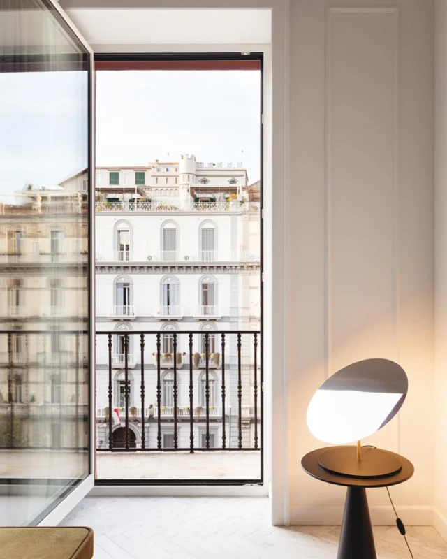 Nel cuore pulsante di Napoli prende vita un progetto di ristrutturazione che ridefinisce il concetto di spazio professionale. Nonostante la funzione istituzionale, lo Studio si presenta come un luogo intimo e accogliente, dove ogni dettaglio contribuisce a creare un’atmosfera rassicurante, quasi abitativa.

Ogni dettaglio è stato accuratamente studiato per valorizzare la professionalità della funzione notarile, attraverso una selezione di materiali pregiati e soluzioni tecnologiche all’avanguardia.
———————————————————————————
In the beating heart of Naples, a renovation project redefines the concept of professional space. Despite its institutional purpose, the office is presented as an intimate, welcoming place, where every detail contributes to a reassuring, almost domestic atmosphere. 

Every element has been carefully considered to enhance the professional image of the notarial office through the use of refined materials and cutting-edge technological solutions.

Scopri un “equilibrio perfetto” su DENTROCASA in edicola e online.

📏@francescogiordano_architetto
📏@archicoristrutturazioni
📸 @carlo_oriente
.
.
.
#DENTROCinteriormagazine #designmagazine #artmagazine #architecture #architecturelovers #rivistainteriordesign #interiordesignissues #interiorrenovation #interior_and_living #interiorphotos #interiorproject #designhome #homeinterior #coverstory #interiordesignmagazineazine